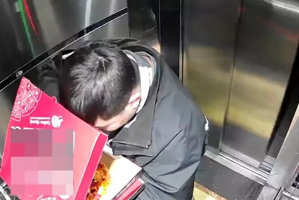 Asansörde Kurye Rezaleti! O Görüntüler Çok Konuşulmuştu